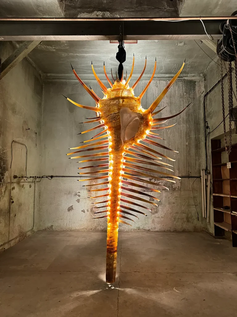 Kunstobjekt „Venus Comb Shell“ von Jack Ink – gefertigt bei Lobmeyr