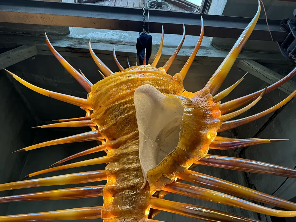 Kunstobjekt „Venus Comb Shell“ von Jack Ink – gefertigt bei Lobmeyr